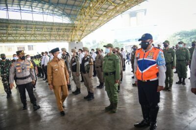 Kapolresta Bandung  Kombes Pol Hendra Kurniawan dan Bupati Bandung Dadang Supriatna memeriksa pasukan pengamanan Pilkades Serentak di Dome Balerame, Soreang, Senin (18/10/2021).(Foto: verawati/dara.co.id)
 