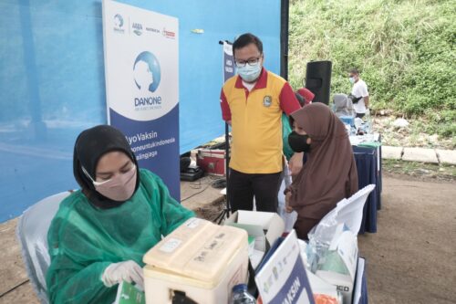 Stafsus Bidang Kesehatan Kota Bekasi dr. Sudirman menyapa tenaga kesehatan dan remaja yang sudah menerima vaksin di Sentra vaksinasi yang diselanggarakan Danone Indonesia, Pemerintah Kota Bekasi dan Asosiasi Pengepul dan Pemulung di TPA Sumur Batu, Bekasi hari ini (27/10). Program vaksinasi ini diikuti oleh remaja hingga lansia dengan rentang usia 12-70 tahun yang bermukim di sekitar TPA Sumur Batu. Jenis vaksin yang diberikan yakni Sinovac dan Pfizer (Foto: Istimewa)