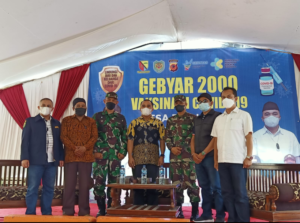 Ketua DPRD Kabupaten Bandung Sugianto berfoto bersama dengan Pemerintah Desa Tenjolaya ,Kecamatan Pasirjambu, pada gebyar vaksin, Minggu (24/10/2021). (Foto: verawati/dara.co.id).
