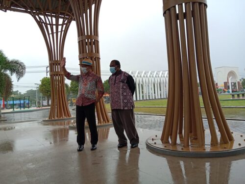 
Gubernur Jabar, Ridwan Kamil bersama Bupati Sorong, Johny Kamuru saat peresmian Alun-alun Kabupaten Sorong di Jalan Sorong-Aimas, Malawili, Distrik Aimas, Kabupaten Sorong, Jumat (1/10/2021). (Foto : Ist/Agung Bakti Sarasa)