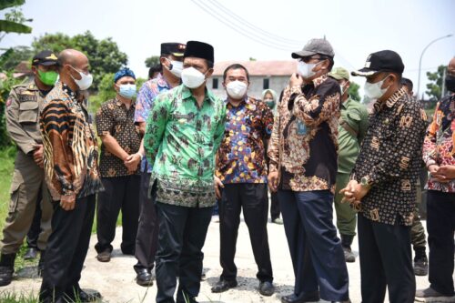 Bupati Bandung Dadang Supriatna didampingi Kepala Dinas Pendidikan, Juhana meninjau lokasi lahan yang akan dibangun sekolah kawasan Komplek Bumi Parahyangan Kencana, Soreang, Kamis (7/9/2021).(Foto: Humas Pemkab Bandung)

