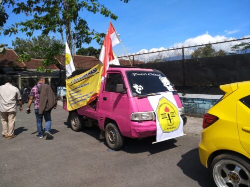 Mobil bak terbuka yang digunakan para peserta untuk orasi saat aksi doa bersama yang digelar ratusan guru honorer yang tergabung dalam Forum Aliansi Guru dan Karyawan (FAGAR), diamankan polisi di Mapores Garut, Jalan Sudirman, Kecamatan Karangpawitan, Kabupaten Garut, Selasa (12/10/2021) (Foto: Istimewa)