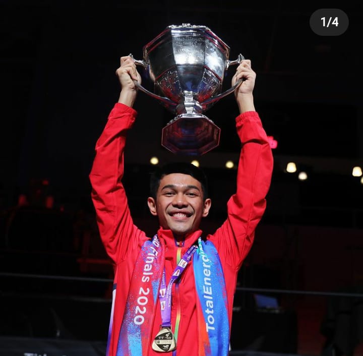 
Fajar Alfian mengangkat piala Thomas (Foto: istagram fajaralfian)
