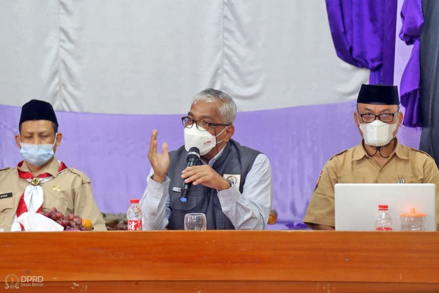 Wakil Ketua Komisi V DPRD Provinsi Jawa Barat, Abdul Hadi Wijaya saat berada di pesantren terbuka di Yayasan Tempat Kegiatan Belajar (TBK) Bedahan dan Yayasan Bakti Mulia Kota Depok. Kamis, (14/10/2021). (Humas DPRD Jabar/ Hendra)