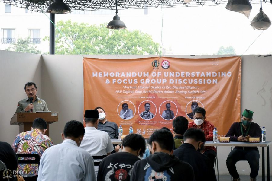 Ketua Komisi V DPRD Provinsi Jawa Barat, Abdul Haris Bobihoe saat menjadi keynotes speaker Focus Group Discussion dengan tema “Perkuat Literasi Digital di Era Disrupsi Digital” di Graha HMI, Kota Bandung, (14/10/21). (Humas DPRD Jabar/ Ghia Hizkia)