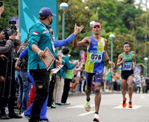 Agus Prayogo atlit marathon asal Jawa barat finis terdepan Dinomor marathon 40km di lintasan Kuala kencana. Timika, Sabtu (9/10/2021). (FOTO: HUMAS PPM/Fernando Rahawarin)
