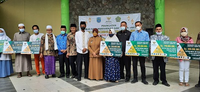  Wali Kota Ade Uu Sukaesih berfoto bersama dengan tamu undangan saat melakukan penyaluran bantuan ZIS, di Komplek Pusdai Kota Banjar, Senin (18/10/2021). (Foto:Bayu/dara.co.id).
