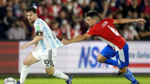 Pemain Argentina, Lionel Messi (kiri) berusaha melepaskan diri dari adangan pemain Paraguay, Junior Alonso (kanan) dalam lanjutan Kualifikasi Piala Dunia Zona CONMEBOL, Jumat (8/10/2021) dini hari WIB. (AP Photo/ Jorge Saenz)

