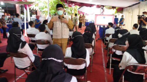 Bupati HM Al Khadziq memberi motivasi kepada peserta tes CPNS Kabupaten
Temanggung, di Universitas Negeri Yogyakarta (Foto: Istimewa)