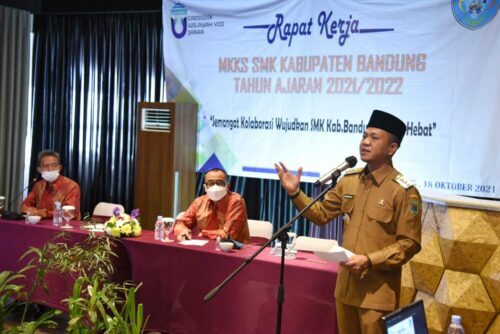 Bupati Bandung, Dadang Supriatna berbicara dihadapan 100 Kepala SMK (Foto: Humas Pemkab Bandung)