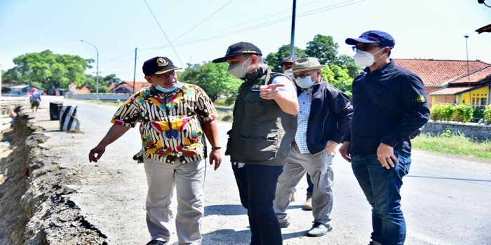 Komisi IV DPRD Peovinsi Jawa Barat Meninjau Proyek Peningkatan Jalan Kadipaten Batas Majalengka - Indramayu Sepanjang 5,925 KM Dibawah UPTD Pengelolaan Jalan dan Jembatan Wilayah Pelayanan VI. Selasa (12/10/2021). (dok/hms)