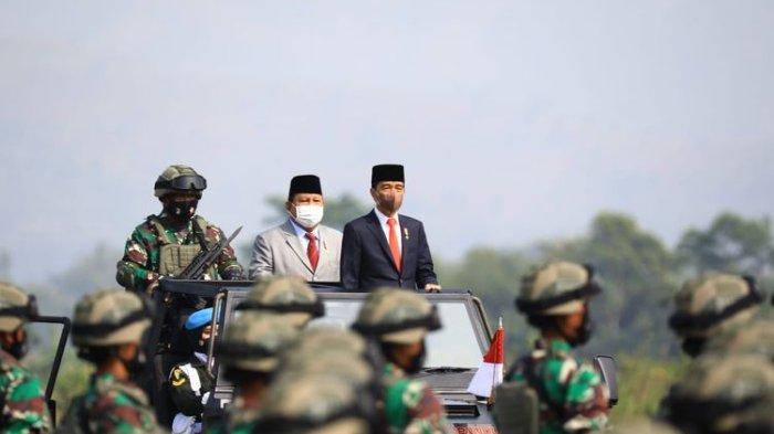 Presiden Joko Widodo didampingi Menteri Pertahanan  Prabowo Subianto naik jip mengecek pasukan Komponen Cadangan (Komcad)(Foto: Tim Dokumentasi Menhan Prabowo Subianto/Sripoku.com)
