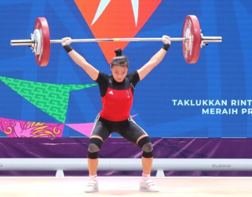 Lifter putri Jawa Barat, Cantika A. Windy menambah medali emas dari olahraga angkat besi / PB PON XX Papua di Auditorium Universitas Cendrawasih Jayapura, Rabu (6/10/2021) (Foto: PB PON XX PAPUA/Dadang Tri)

