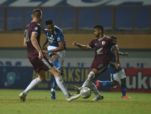 Wander Luiz menendang bola ke arah gawang PSM Makassar pada pertandingan pekan keenam Liga 1 2021/2022 di Stadion Wibawa Mukti Cikarang, Kabupaten Bekasi, Sabtu, (2/10/2021). (Foto : © PERSIB.co.id/Barly Isham)