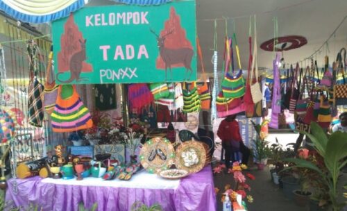 Salah satu stand pameran kreaktifitas kerajinan lokal Merauke yang ditampilkan selama PON XX Papua Klaster Merauke di Jalan Brawijaya.(Foto : ponxx2021papua.com/Getty)
