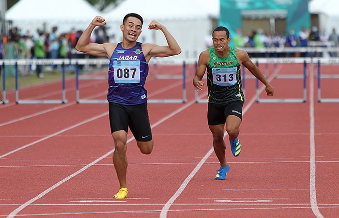 Atlet Jawa Barat, Halomoan EB (087) berhasil meraih medali emas Atletik PON XX Papua nomor Lari 400m Gawang Putra. (Foto : PB PON XX Papua/Ady Sesotya)