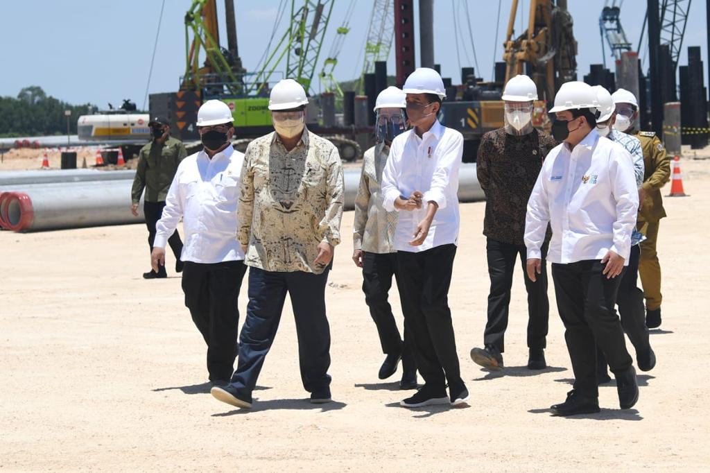 Presiden Joko Widodo dalam acara groundbreaking pembangunan smelter PT Freeport Indonesia, KEK Gresik, Jatim, Selasa (12/10/2021). (Foto: BPMI Setpres/Lukas)
