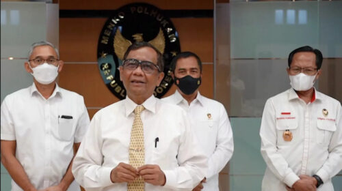 Menko Polhukam Mahfud MD memberikan keterangan pers usai memimpin rapat Satgas BLBI, di Kantor Kemenko Polhukam, Kamis (07/10/2021). (Foto: Humas Kemenko Polhukam)

