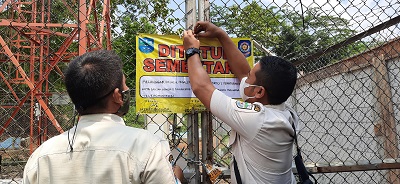 Petugas Satpol PP Kota Banjar, Jawa Barat melakukan penyegelan tower, di Dusun Pangasinan Desa Binangun Kota Banjar. (Foto: Bayu/dara.co.id)

