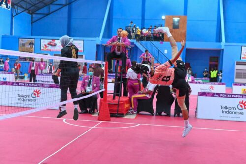 Atlet sepak takraw putri kembar Jawa Barat Lena dan Leni berhasil meraih medali emas double event mengalahkan tuan rumah Papua,(Foto : ponxx2021papua.com)