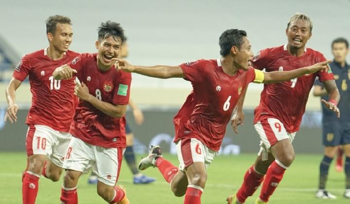 Evan Dimas dan kawan-kawan merayakan gol yang dicetak menit ke-48, pada playoff kualifikasi, Piala Asia 2023 di Stadion Buriram, Thailand, Kamis (7/10/2021) malam WIB. Indonesia menang 2-1 atas Cina Taipe. (Foto: pssi.org)