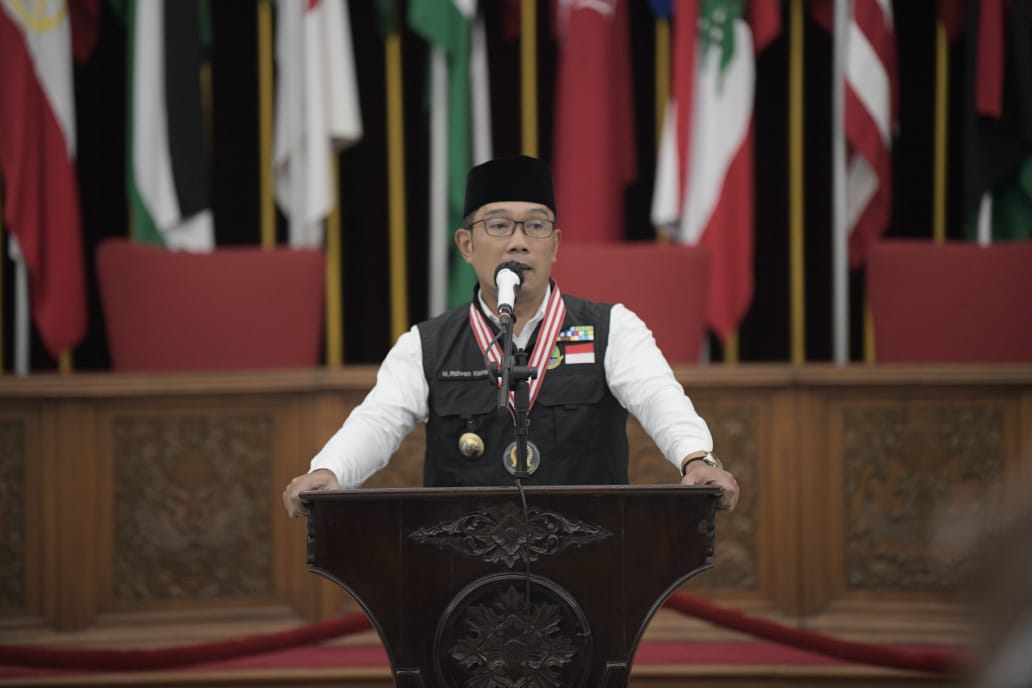 Gubernur Jawa Barat Ridwan Kamil saat diangkat sebagai Bapak BPD Indonesia pada penutupan Rapat Kerja Nasional Badan Permusyawaratan Desa (BPD) di Gedung Merdeka, Kota Bandung, Jumat (26/11/2021) (Foto: Istimewa)