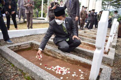 Bupati Bandung Dadang Supriatna menabur bunga di salaha satu makam di Taman Makam Pahlawan (TMP) Sadu, Soreang, Rabu (10/11/2021). (Foto:Bagian Protokol dan Komunikasi Pimpinan)
