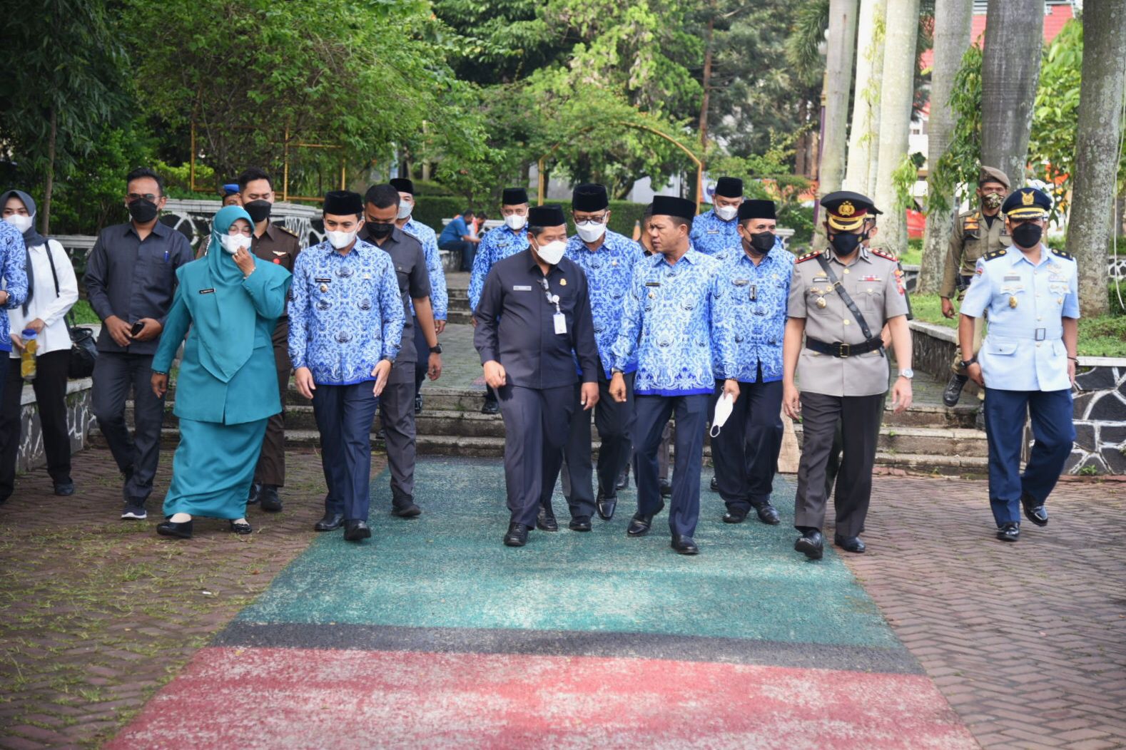 
Bupati Bandung Dadang Supriatna dan Wakilnya Sahrul Gunawan menghadiri Upacara Hari Ulang Tahun Korpri ke-50 tingkat Kabupaten Bandung di Lapangan Upakarti, Soreang, Senin (29/11/2021).(Foto:Bagian Protokol dan Komunikasi Pimpinan)
