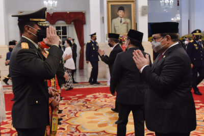 Seskab Pramono Anung memberikan ucapan selamat kepada Panglima TNI Jenderal Andika Perkasa yang baru saja dilantik, Rabu (17/11/2021), di Istana Negara, Jakarta. (Foto: Humas Setkab/Agung)

