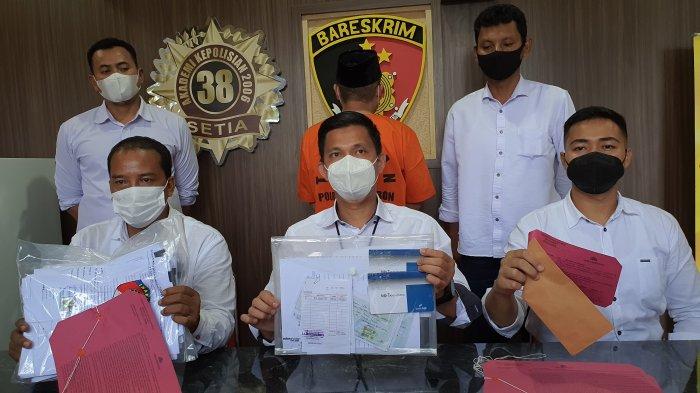 
Kasat Reskrim Polresta Cirebon, AKP Anton menunjukkan sejumlah barang bukti dalam konferensi pers di Mapolresta Cirebon, Senin (27/12/2021). (Foto: bayu/dara.co.id)

 