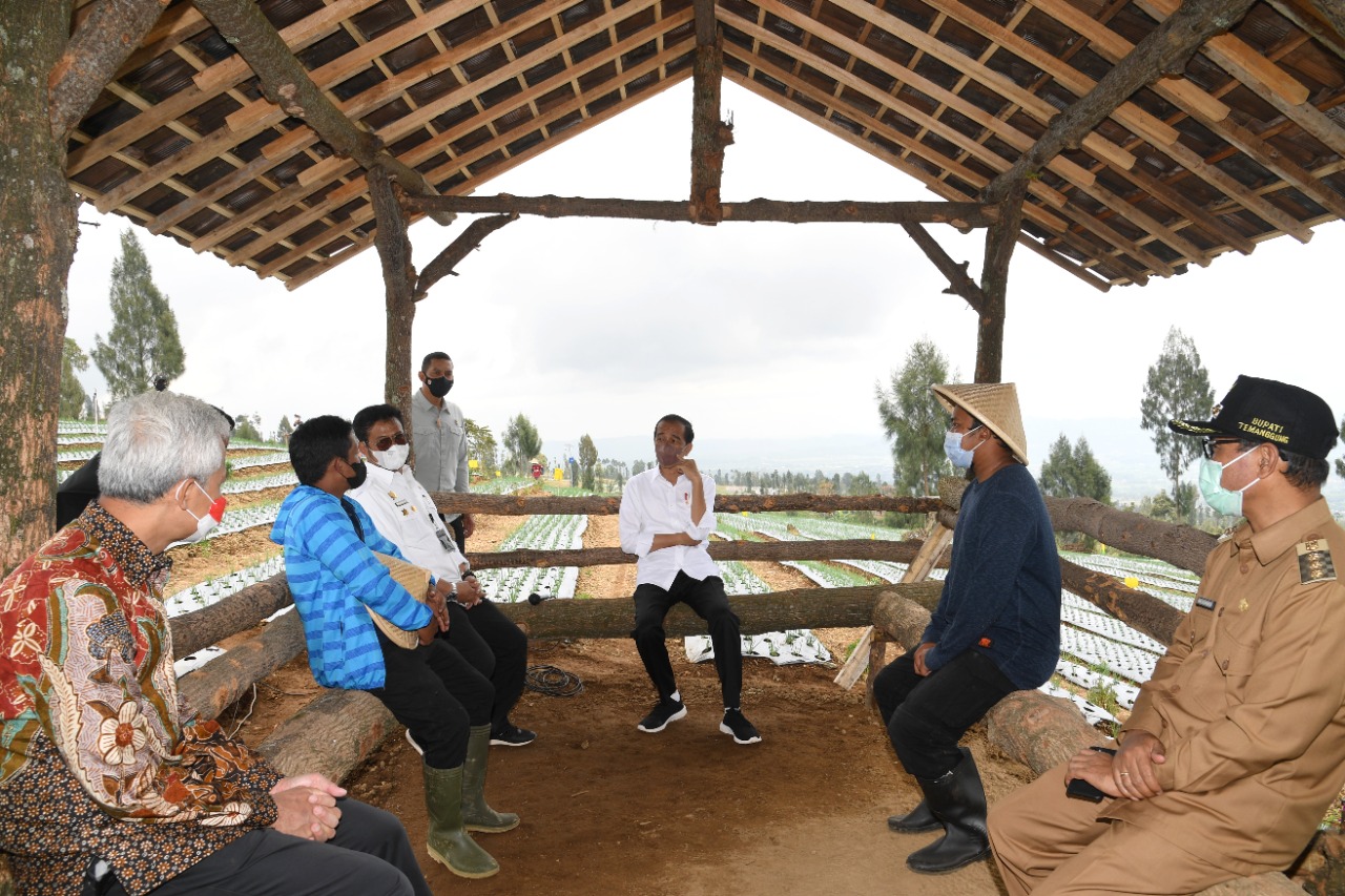 Presiden Jokowi berdialog dengan petani di Desa Bansari, Kecamatan Bansari, Kabupaten Temanggung pada Selasa (14/12/2021). (Foto: BPMI Setpres/Rusman)