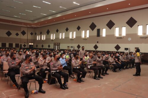 Kapolres Banjar AKBP Ardiyaningsih, saat memberikan arahan kepada para personel PSB di Aula Setda Kota Banjar, Jumat (3/12/2021) (Foto:Bayu/dara.co.id)
