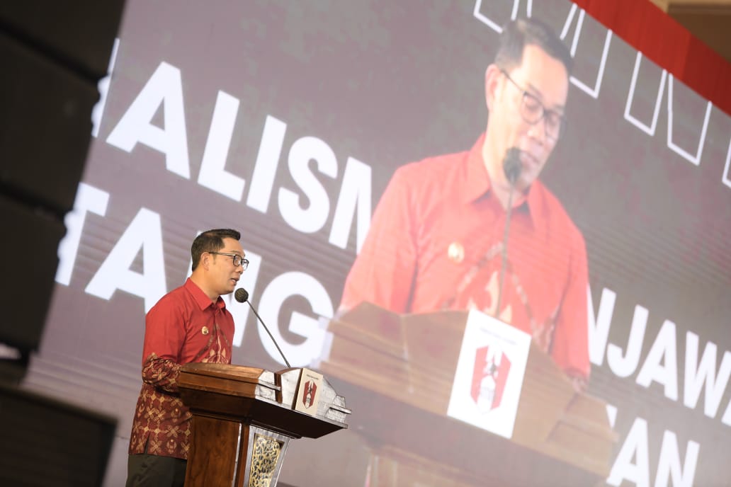 
Gubernur Jabar Ridwan Kamil saat menghadiri Kongres Persatuan Alumni (PA) Gerakan Mahasiswa Nasional Indonesia (GMNI) ke-4 di Hotel Trans Luxury, Kota Bandung, Senin (6/12/2021).(Foto: denram/dara.co.id)
