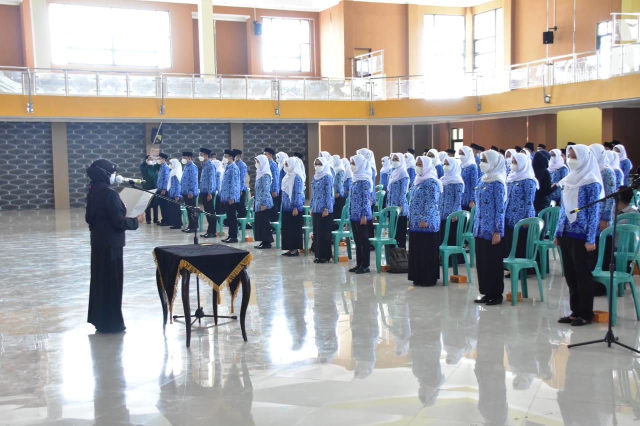 Wali Kota Banjar saat melantik 230 PNS Kota Banjar di aula Banjar Convention Hall (Foto: Istimewa)