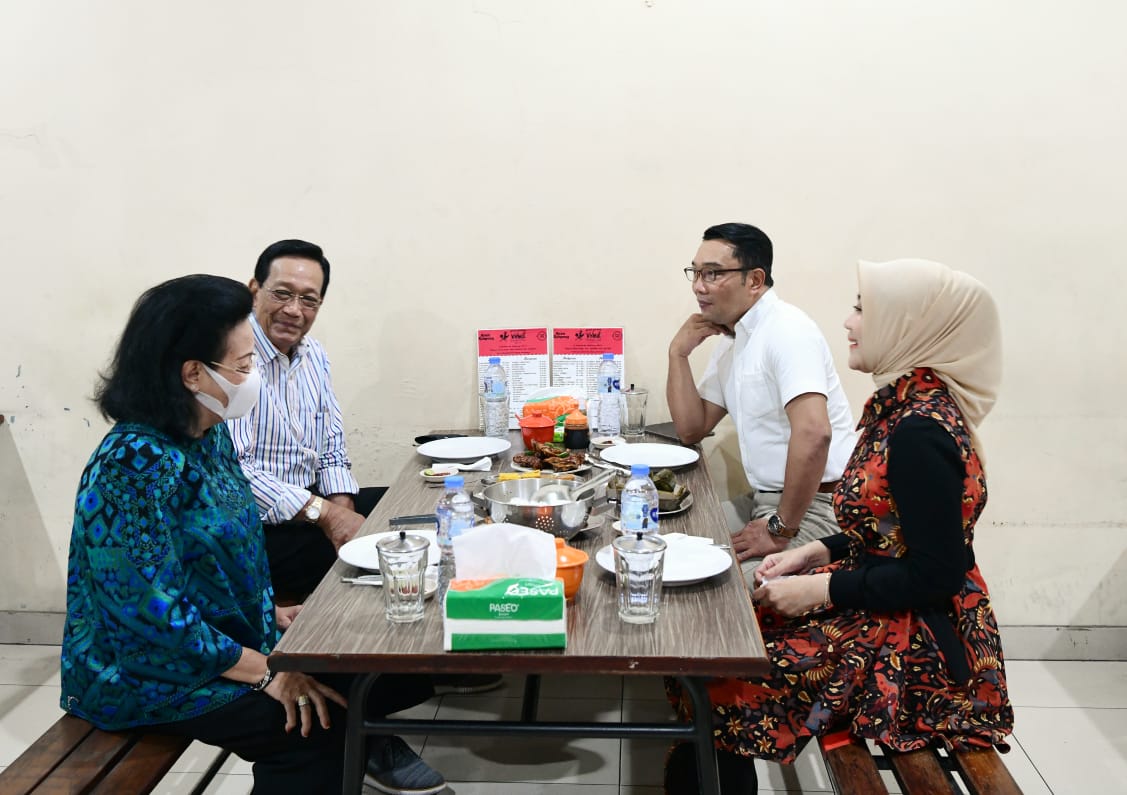 Gubernur Jawa Barat (Jabar) Ridwan Kamil saat menjemput sekaligus mengajak Gubernur Daerah Istimewa Yogyakarta Sri Sultan Hamengku Buwono X untuk bernostalgia di Kota Bandung, Selasa (7/12/2021).(Foto: Istimewa)