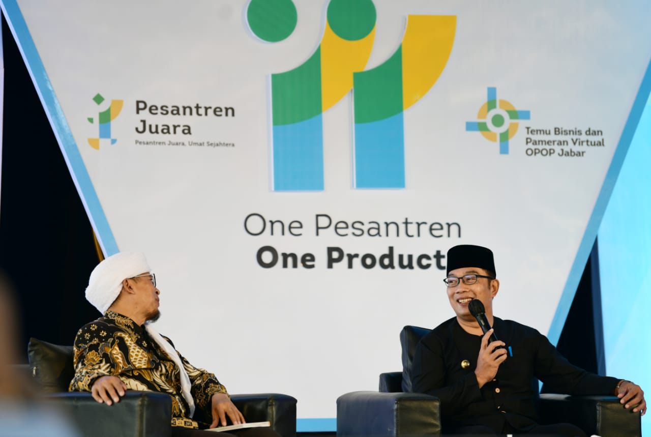  Gubernur Jabar Ridwan Kamil saat menghadiri Temu Bisnis dan Penyerahan Modal Usaha Pesantren Juara OPOP di Ponpes Daarut Tauhiid, Kota Bandung, Kamis (16/12/2021) (Foto: Istimewa)