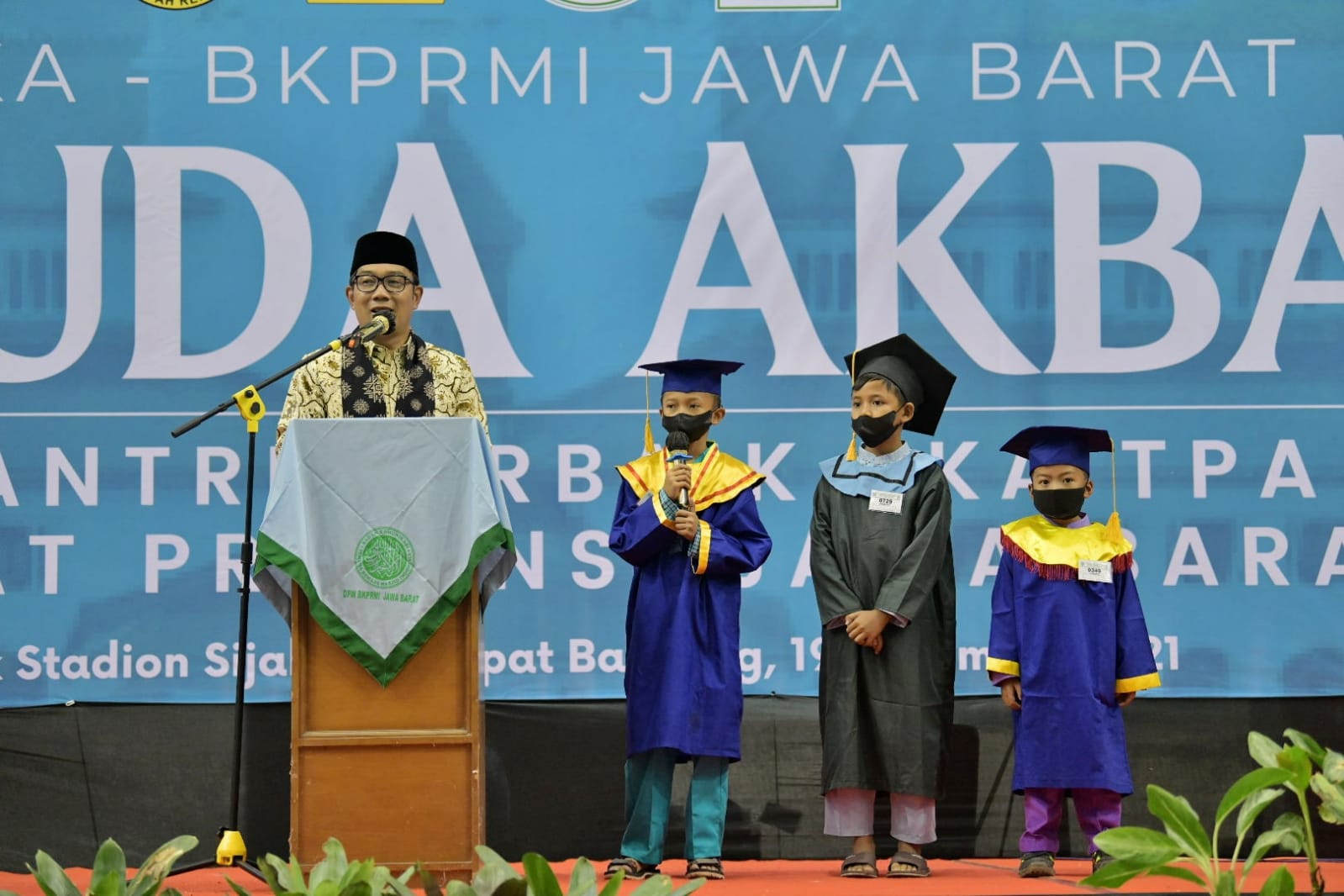 Gubernur Jabar Ridwan Kamil saat mewisuda 1.500 santri TKA, TPA, TQA, dari sejumlah lembaga pendidikan usia dini di bawah naungan Badan Koordinasi Pemuda Remaja Masjid Indonesia (BKPRMI) Jabar di Kompleks Stadion Si Jalak Harupat Soreang, Kabupaten Bandung, Minggu (19/12/2021).(Foto: deram/dara.co.id)