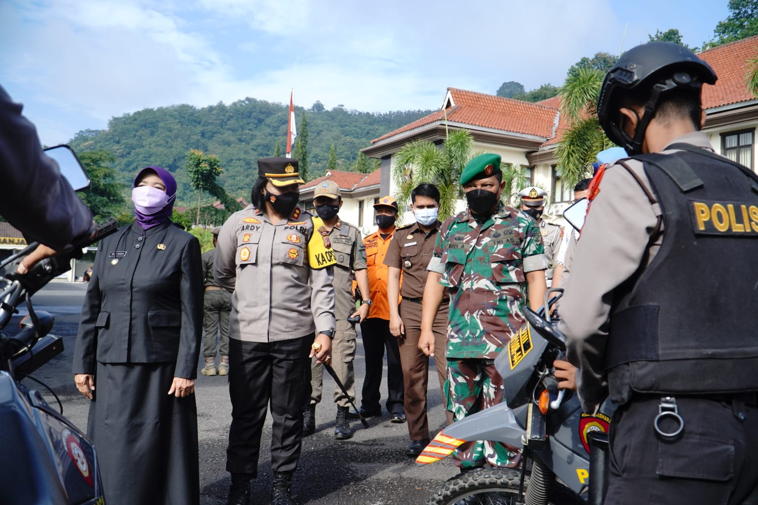 Kapolres Banjar saat melakukan pengecekan personil Operasi Lilin Lodaya 2021 (Foto: Istimewa)