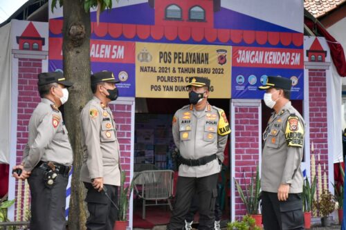 Foto : Kapolresta Cirebon, Kombes Pol Arif Budiman, S.I.K, M.H, meninjau pos pengamanan Natal dan Tahun Baru 2022, belum lama ini. (Foto: bayu/dara.co.id) 