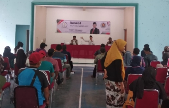 Reses- suasana reses di Desa Ciuyah (foo: Humas DPRD Jabar)