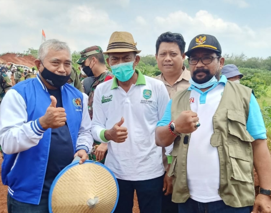 
Bupati Subang, H. Ruhimat berfoto bersama dengan Wakil Sekum PWI Jabar, Drs. H. Wawan, Ketua Korwil PWI Purwasuka, H. Nano Suwarno, SH, usai pencanangan penanam pohon, Sabtu (10/12/201). (Foto: yudi/dara.co.id)
