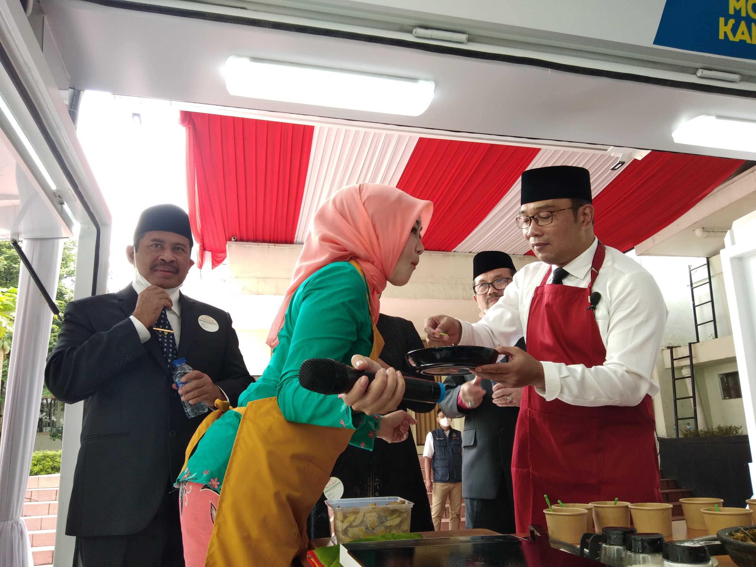 Gubernur Jawa Barat Ridwan Kamil saat memasak sajian dari buku kuliner Mustikarasa di Jalan Soekarno, Kota Bandung, Rabu (22/12/2021) (Foto: Istimewa)