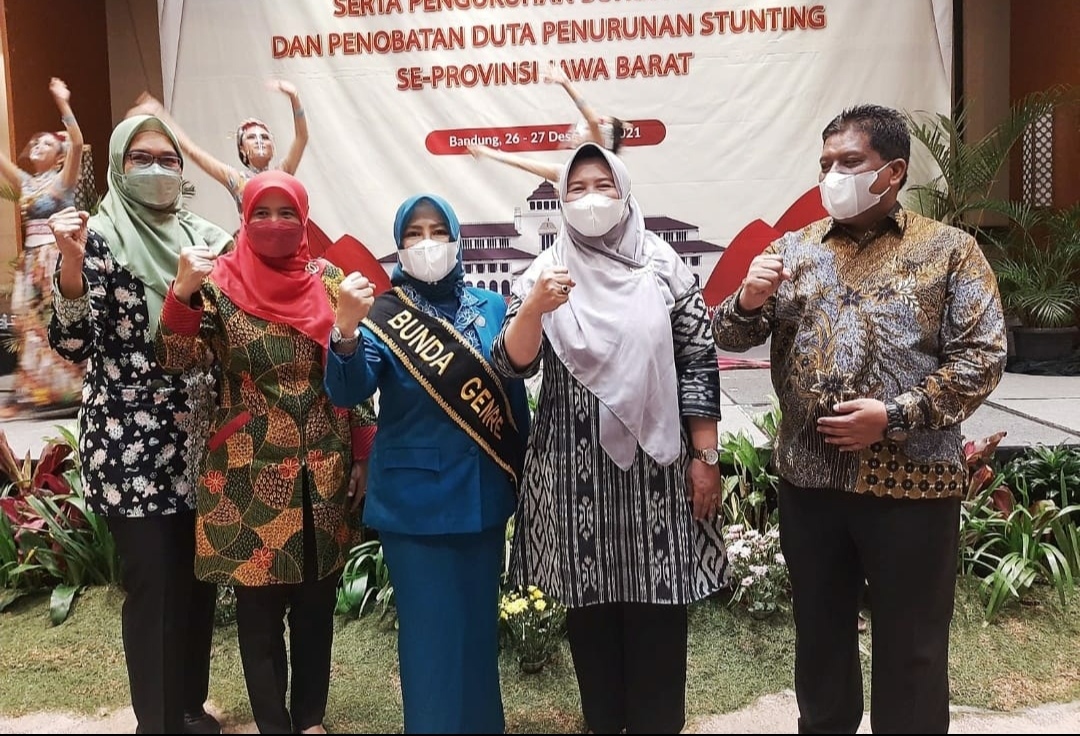 
Bunda Genre Kabupaten Subang, Jawa Barat Hj. Yoyoh Sopiah Ruhimat dikukuhkan sebagai Duta Penurunan Stunting oleh BKKBN Provinsi Jawa Barat di Hotel Aston Pasteur, Senin (27/12/2021). (Foto: Humas Pemkab Subang)