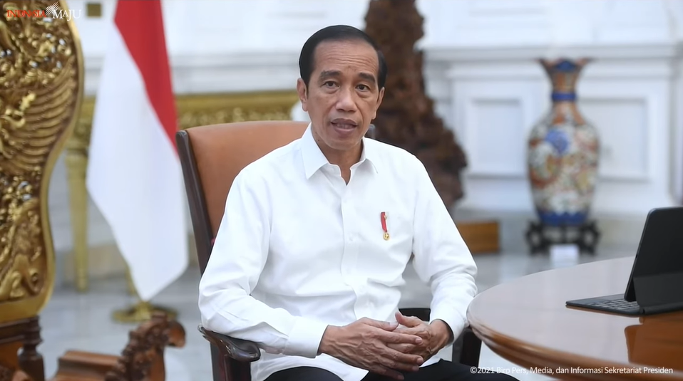 Presiden Jokowi saat memberikan keterangan pers terkait perkembangan COVID-19, Kamis (16/12/2021), dari Istana Merdeka, Jakarta. (Foto: Tangkapan YouTube Sekretariat Presiden)