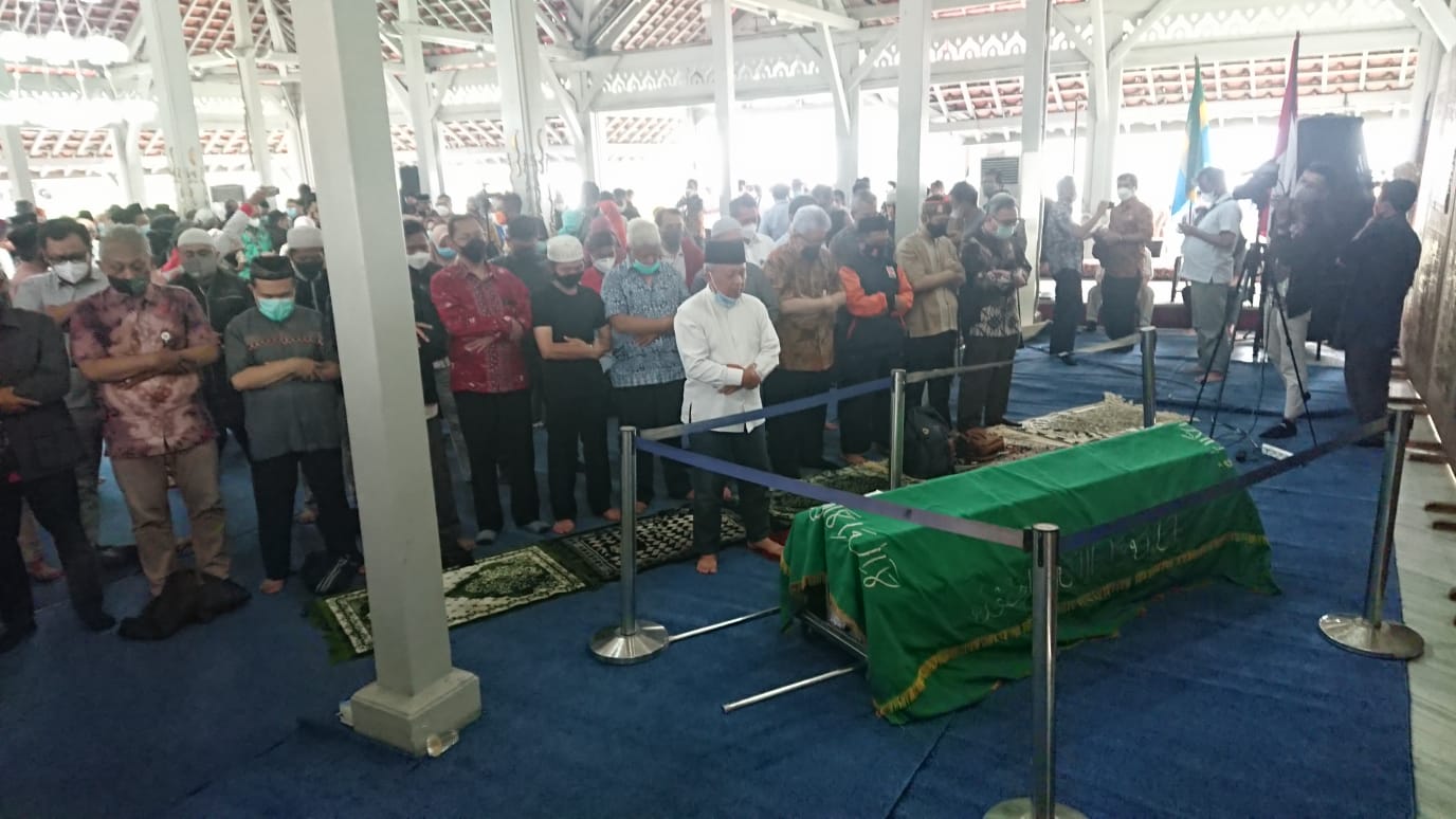 
Pejabat Pemkot Bandung, dan kerabat melaksanakan Solat Jenazah Oded M Danial yang  meninggal dunia, pukul 11.55, Jumat (10/12/2021). (Foto: ist)
