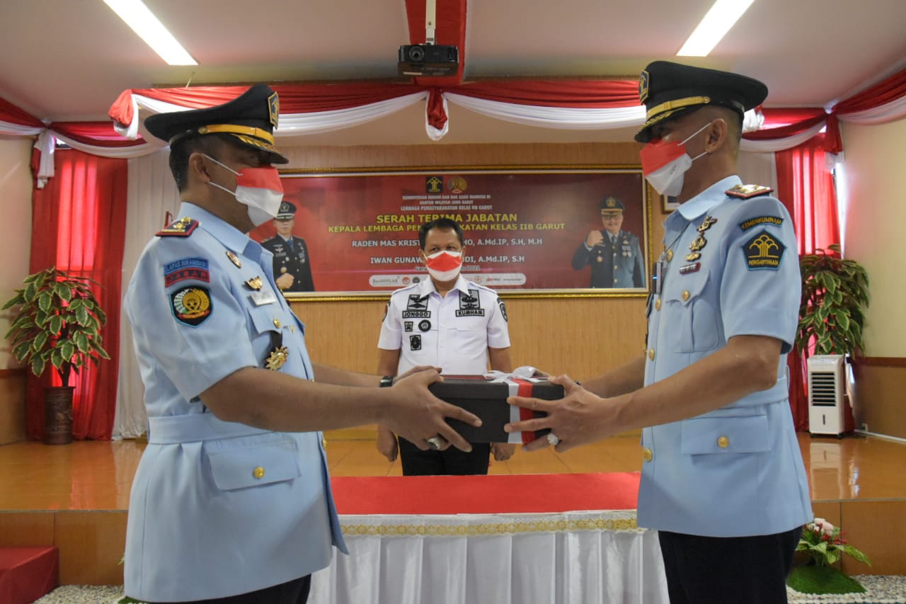 

Serah terima jabatan dari Kalapas Garut lama, RM.Krystio Nugroho, kepada kalapas baru, Iwan Gunawan Wahyudi, bertempat di Aula Lapas Garut, Jalan KH.Has, Garut,Jumat (10/12/2021).(Foto : andre/dara.co.id)