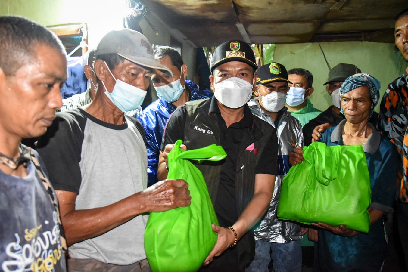 
 Bupati Bandung Dadang Supriatna meninjau lokasi sambil membawa paket sembako kepada warga terdampak bencana banjir di Kampung Jajaway RW 01 Desa Cileunyi Wetan Kecamatan Cileunyi, Minggu (12/12/2021).(Foto:Bagian Prokopimda)
