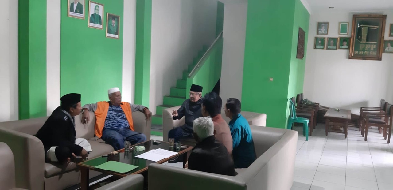 Para sesepuh, kader senior, dan fungsional PPP Garut saat menggelar pertemuan menyikapi keprihatinan dengan situasi dan kondisi internal PPP
pascameninggalnya Ketua DPC terpilih, Agus Hamdani (Foto: Istimewa)