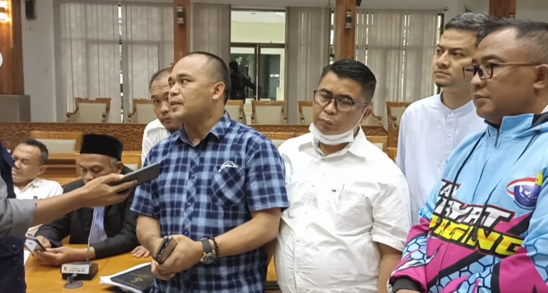 
Ketua DPRD Kabupaten Bandung, Sugianto didampingi unsur Fraks memberikan  keterangan pers terkait dana insentif kader pos nyandu, Rabu (22/12/2021). (Foto: maji/dara.co.id)