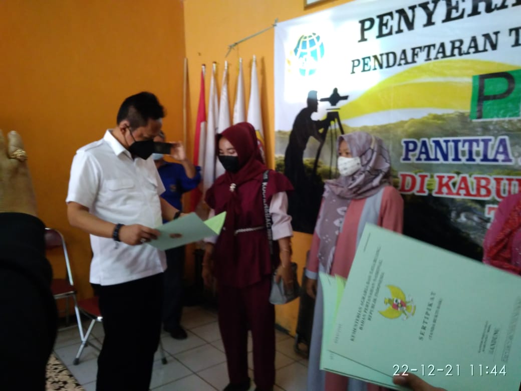 
Kepala ATR-BPN Kabupaten Bandung Julianto menyerahkan setifikat program PTSL kepada masyarakat Desa Srirahayu Kecamatan Cikancung Kabupaten Bandung, di Aula Balai Desa, Rabu (22/12/2021).(Foto: Humas ATR-BPN)